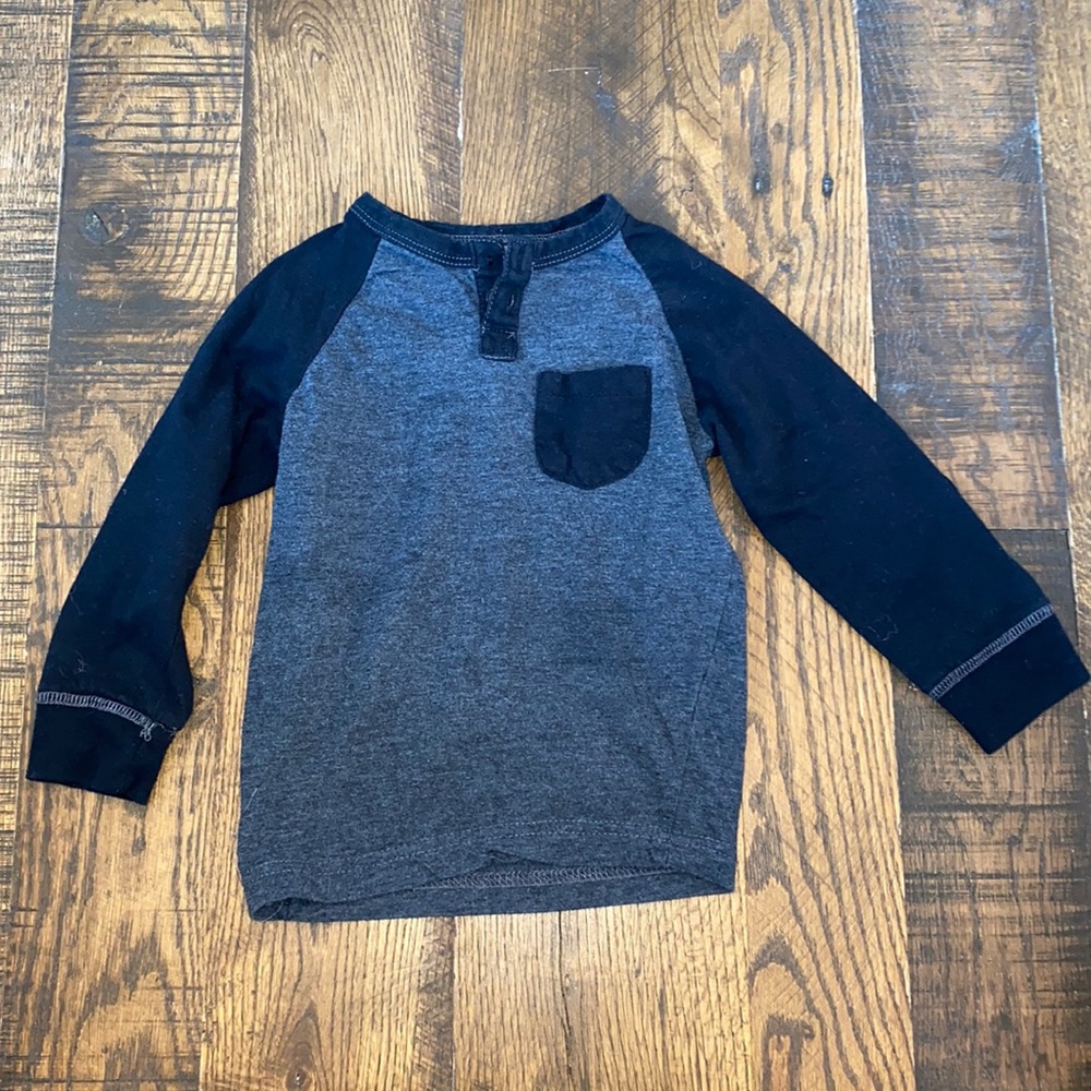 4/$12 Sovereign Code black and grey Henley | 2T